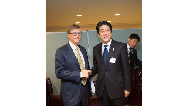 Bill Gates meets with Japanese Prime Minister Shinzo Abe during the United Nations General Assembly.